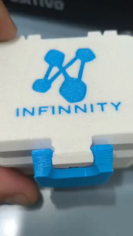 Abertura de estojo Infinnity com frascos de Klow 80 mg e Retatrutida 60 mg.