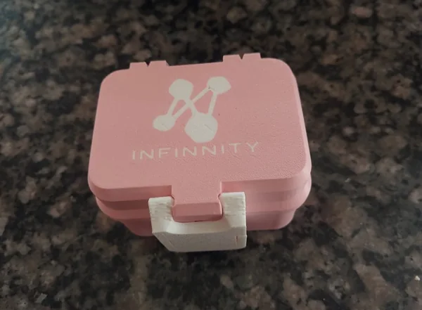 Estojo rosa fechado com a marca Infinnity.