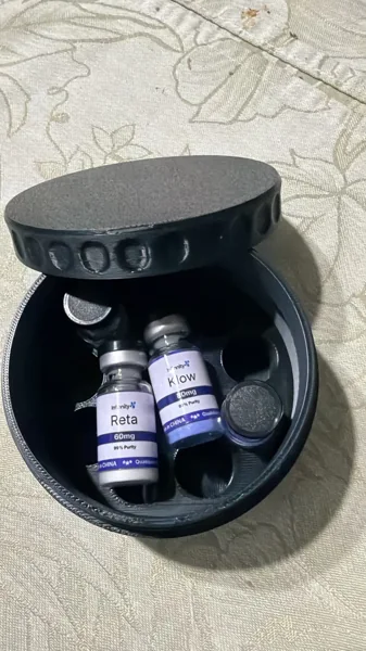 Frascos identificados como Klow 80 mg e Reta 60 mg em um estojo preto aberto.