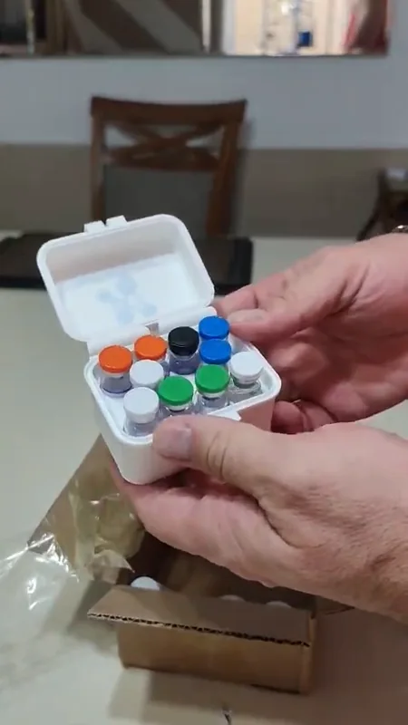 Cliente mostrando frascos no estojo aberto sobre a caixa de entrega.